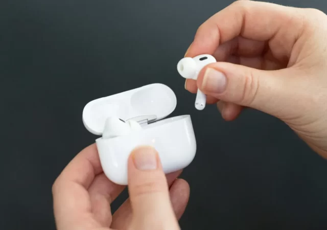 cara membersihkan airpods
