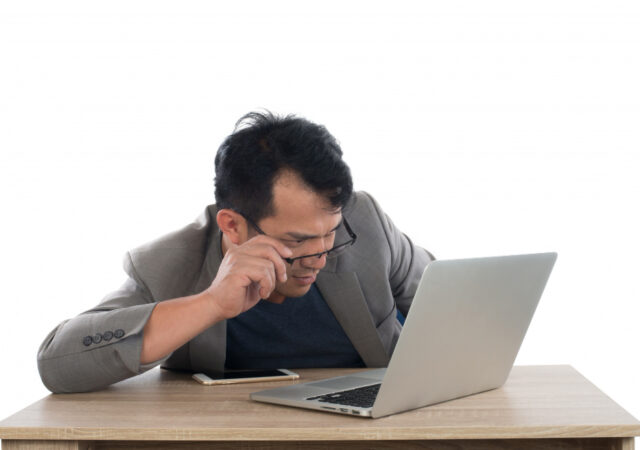 4 Cara Mengatasi Layar Laptop Berkedip Cover