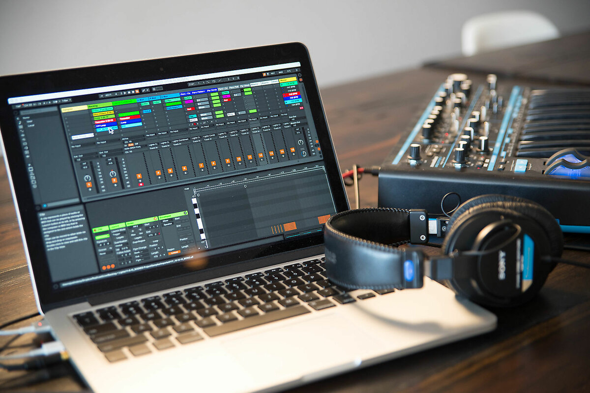laptop untuk produksi musik banner